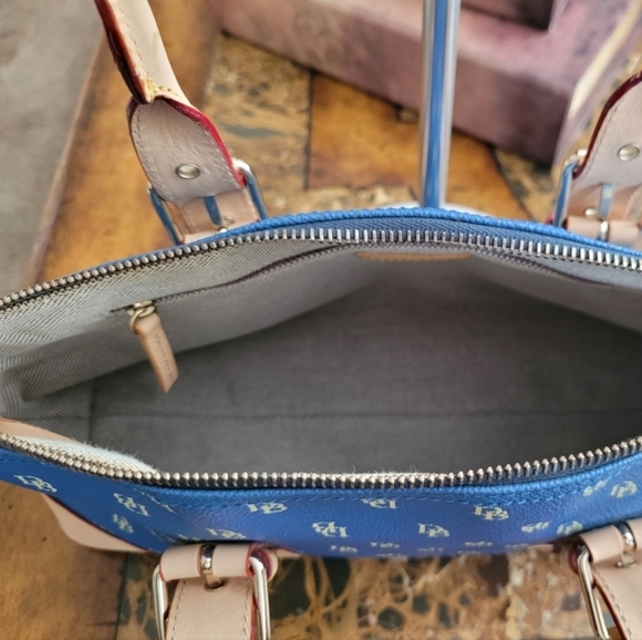 DOONEY & BOURKE SHOULDER BAG. - Picture 7 of 11
